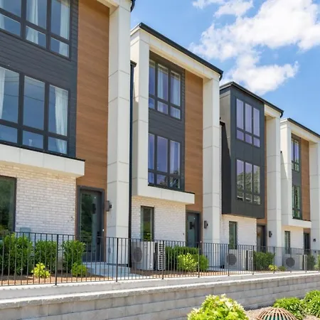 6 Bedroom Quiet Townhome! 6Min To Airport & 15Min To Downtown!